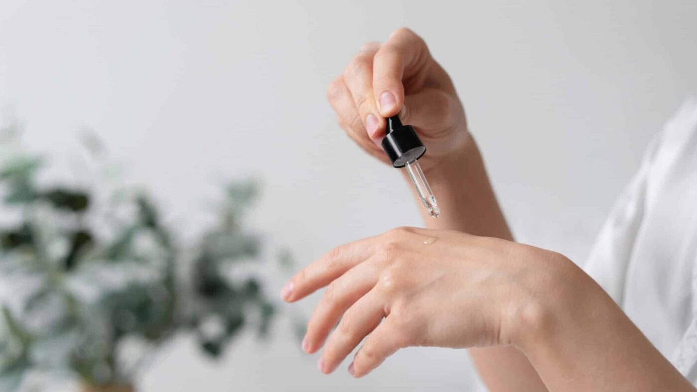 Mujer aplicando aceite vegetal sobre la piel